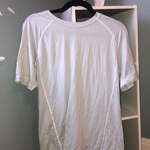 Men’s Lululemon t shirt idk size (looks like med)